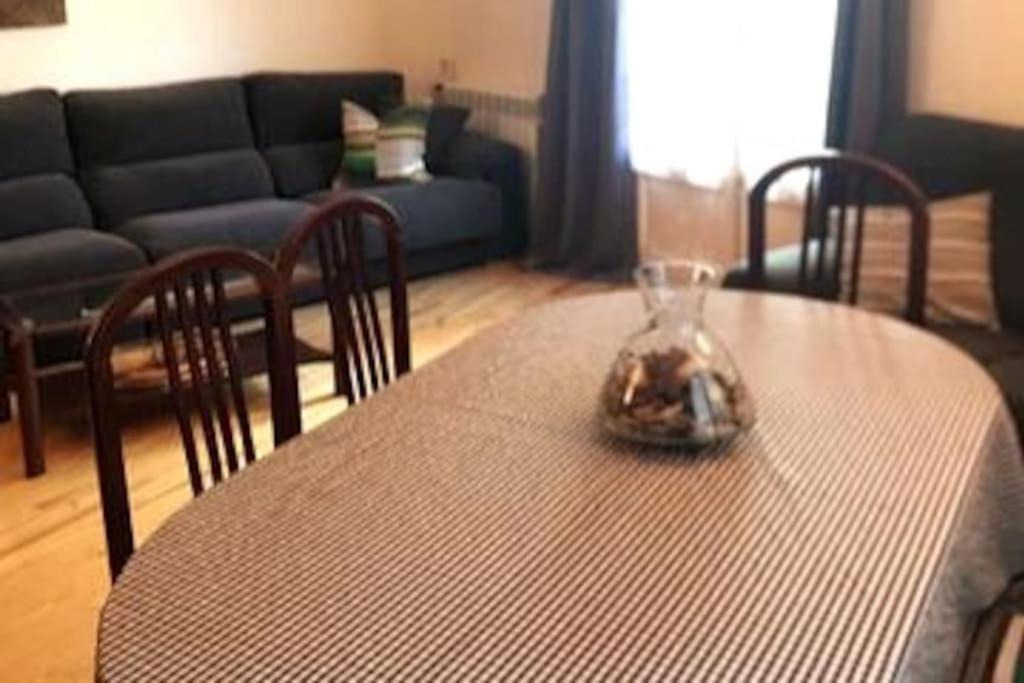 Maison Biscuit. Apartament A La Placa De La Vila カンプロドン エクステリア 写真