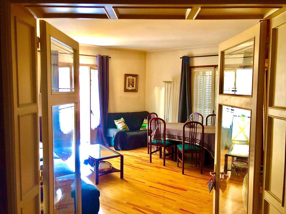 Maison Biscuit. Apartament A La Placa De La Vila カンプロドン エクステリア 写真