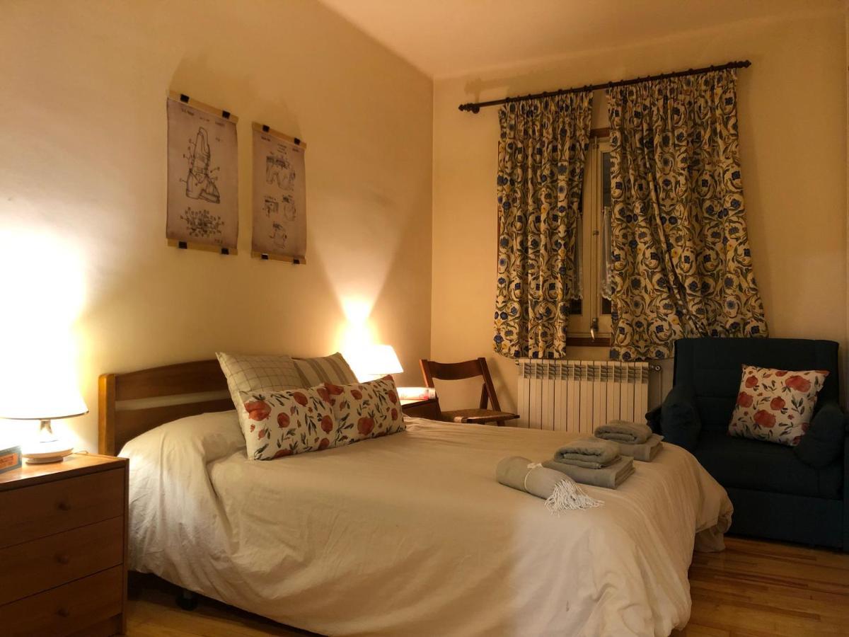 Maison Biscuit. Apartament A La Placa De La Vila カンプロドン エクステリア 写真
