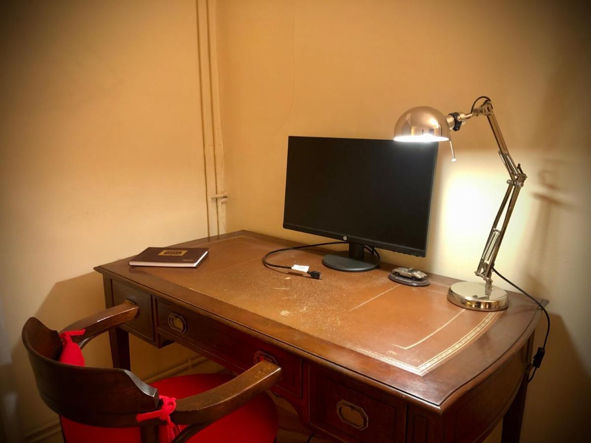Maison Biscuit. Apartament A La Placa De La Vila カンプロドン エクステリア 写真
