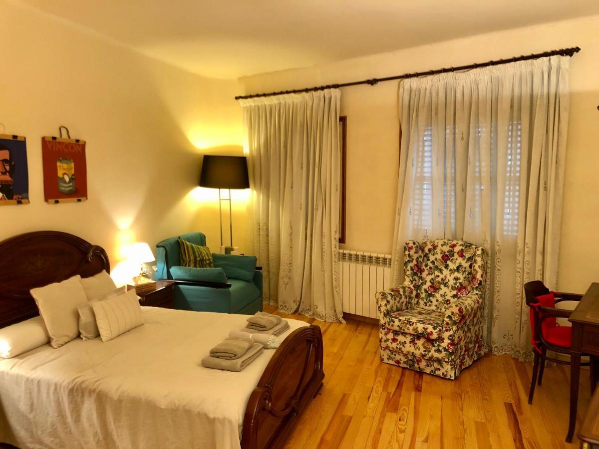 Maison Biscuit. Apartament A La Placa De La Vila カンプロドン エクステリア 写真
